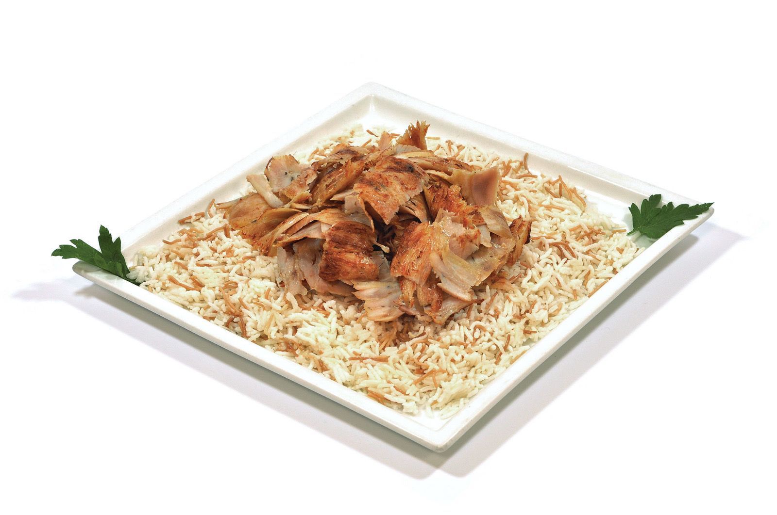 Un piatto quadrato bianco contenente una porzione di carne shawarma adagiata su un letto di vermicelli di riso, guarnito con due rametti di prezzemolo.
