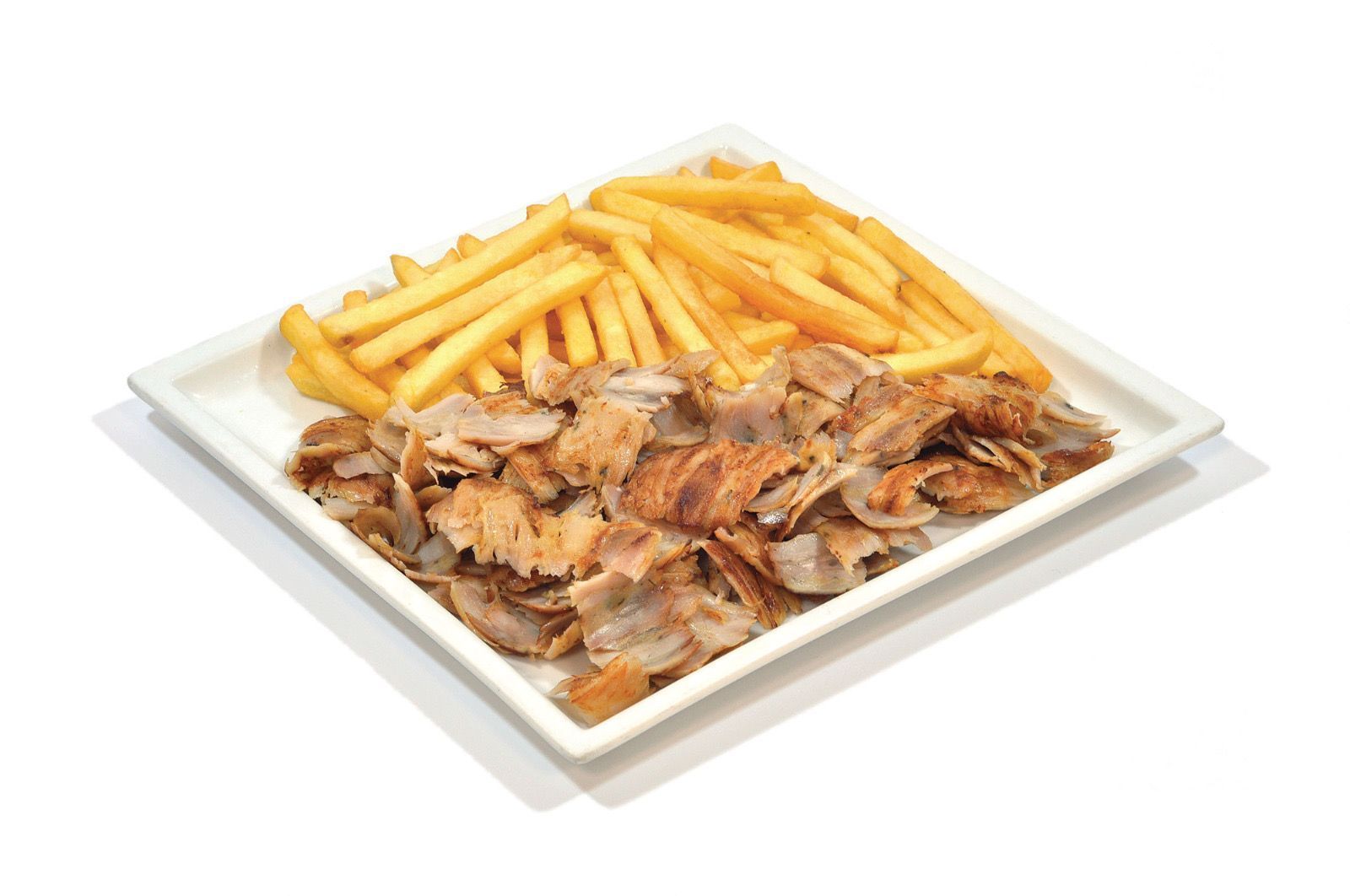 Un piatto quadrato contenente una porzione di carne di gyros tagliata a fettine sottili, accompagnata da una porzione di patatine fritte dorate.