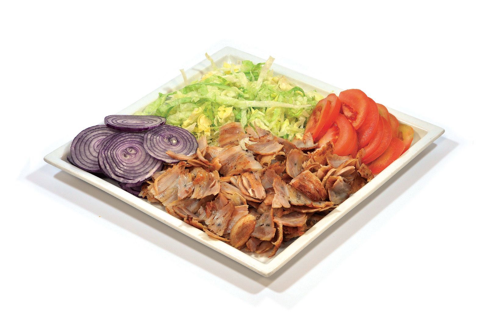 Un piatto quadrato con fette di carne, lattuga tritata, spicchi di pomodoro e anelli di cipolla rossa su uno sfondo bianco.