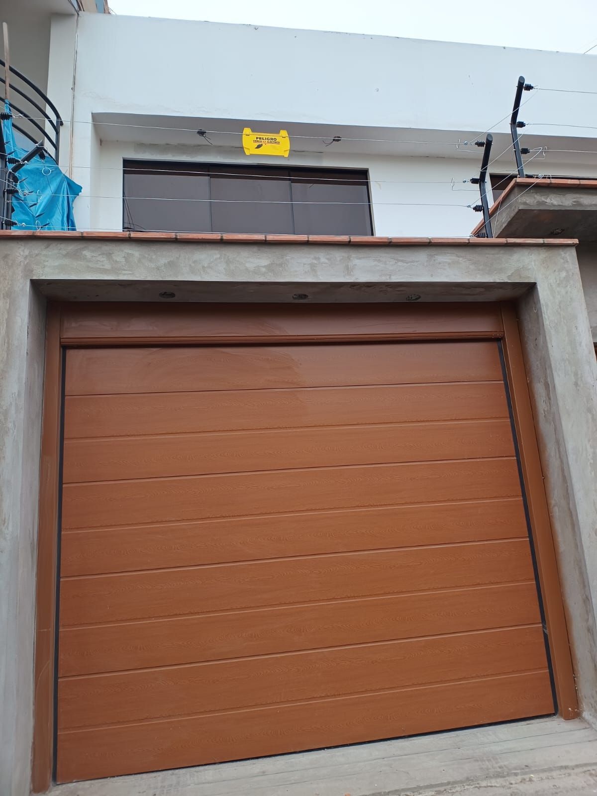 Puerta de garaje marrón con líneas horizontales