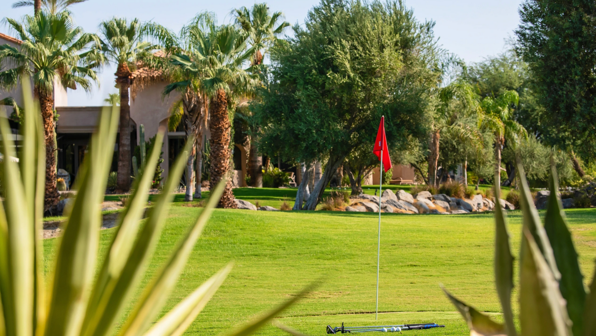 flag on the golf green