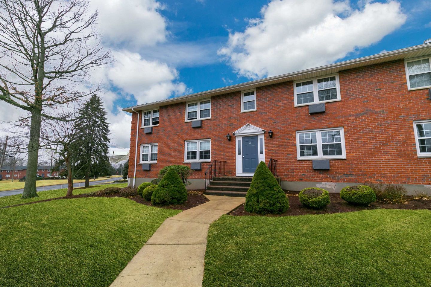 Mount Vernon Apartments in Vernon, Connecticut | Pet-Friendly