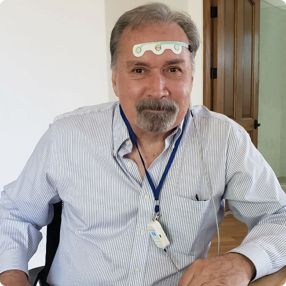 A man wearing a headband with the letter o on it