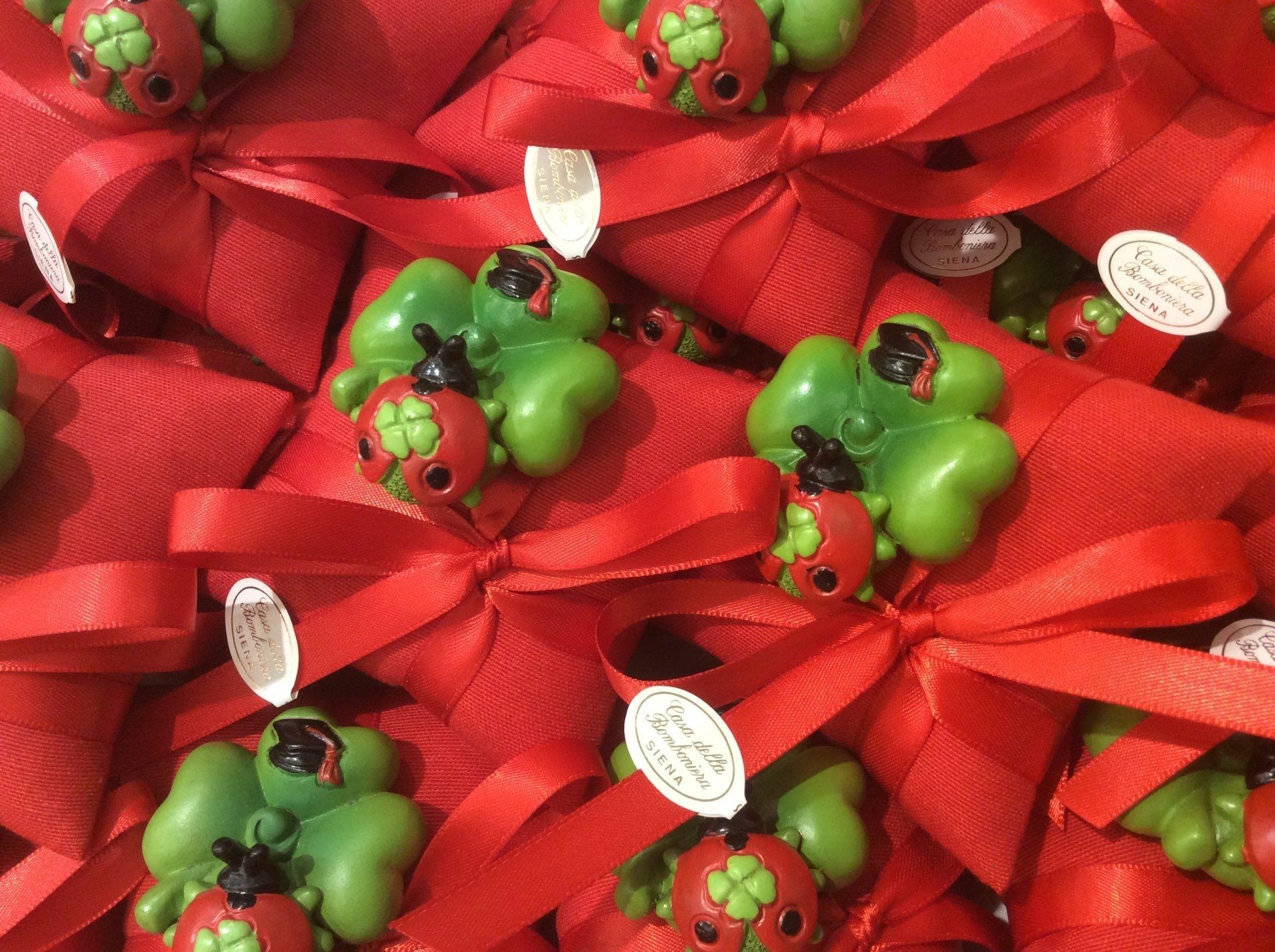 sacchettini rossi con gufi in argento per laurea