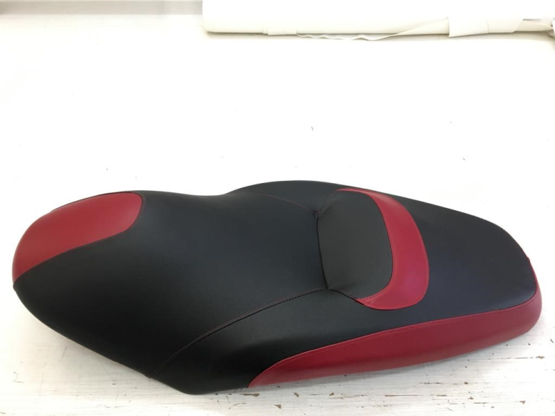 sella scooter rossa e nera