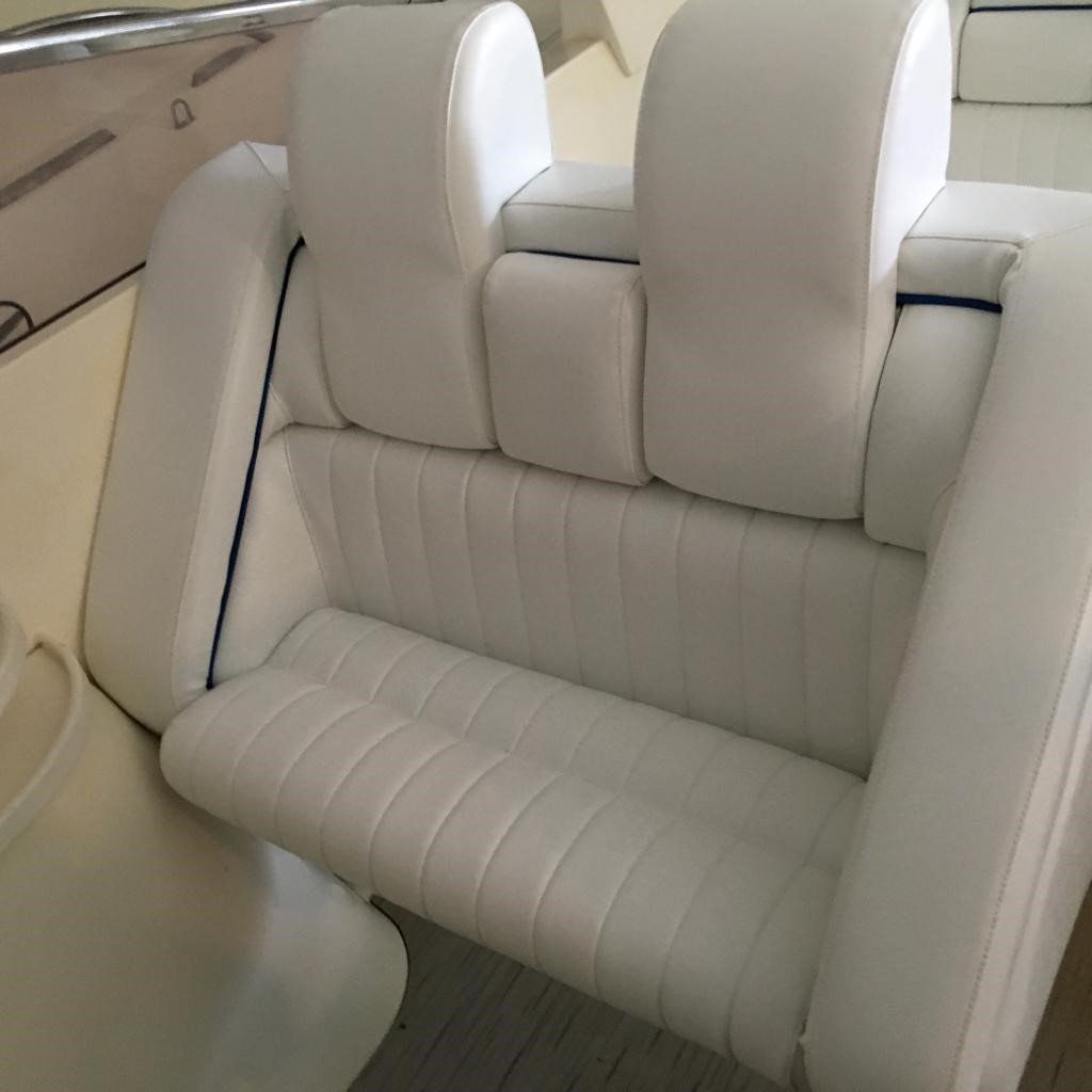 sedile rivestito in pelle