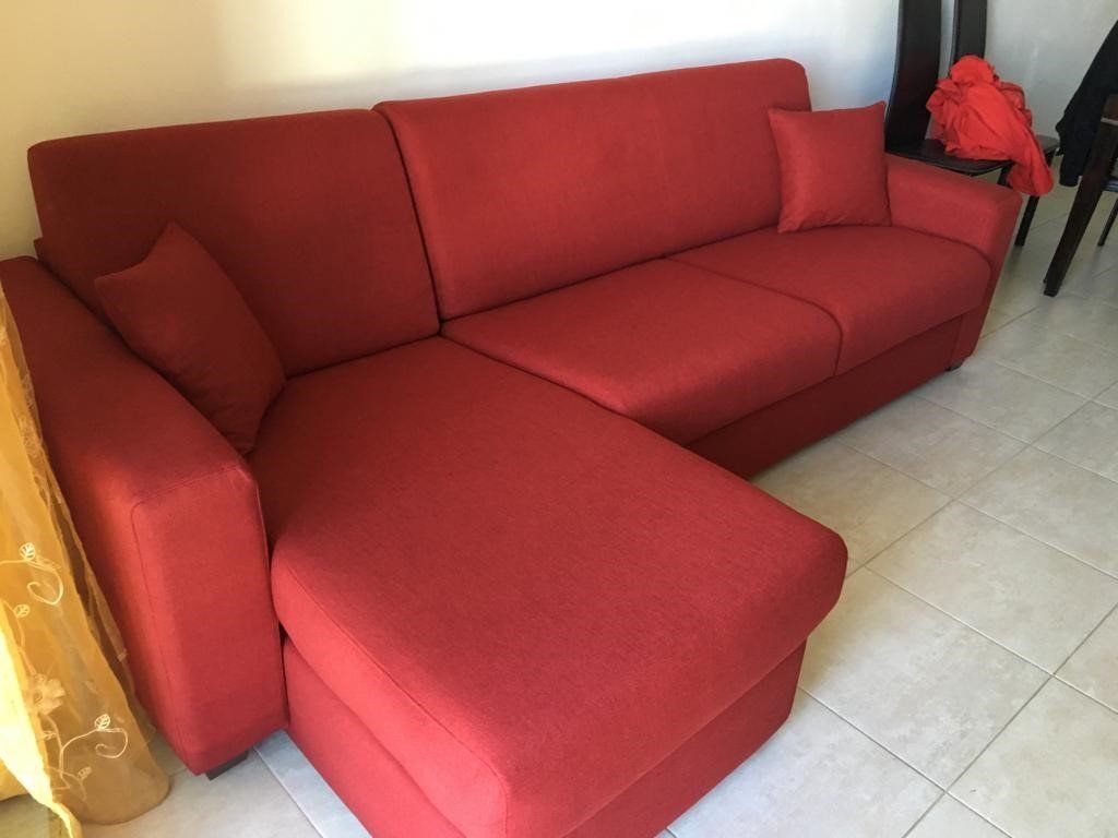 divano tre posti rosso con penisola particolare