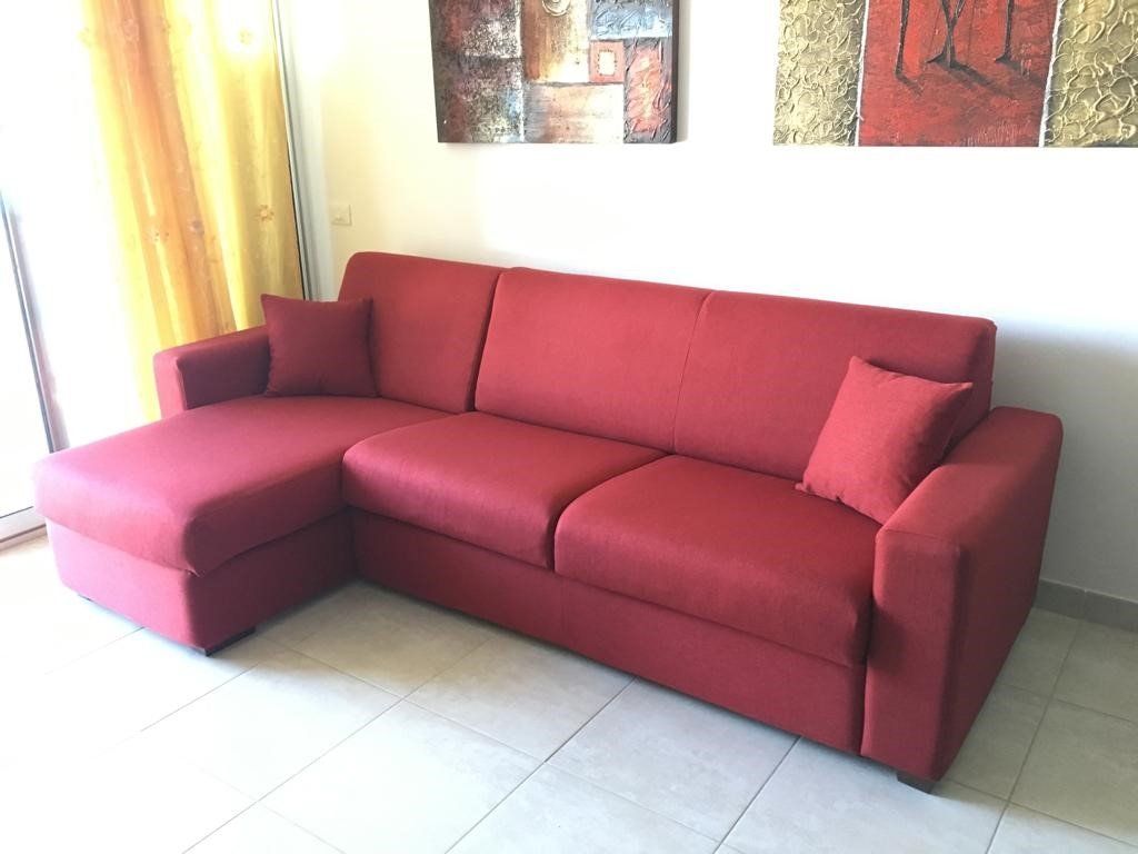 divano tre posti rosso con penisola