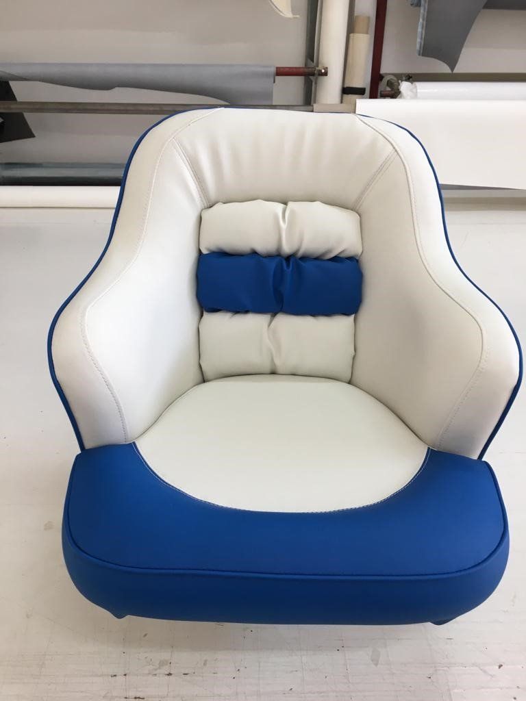 sedile rivestito in pelle bianca e blu