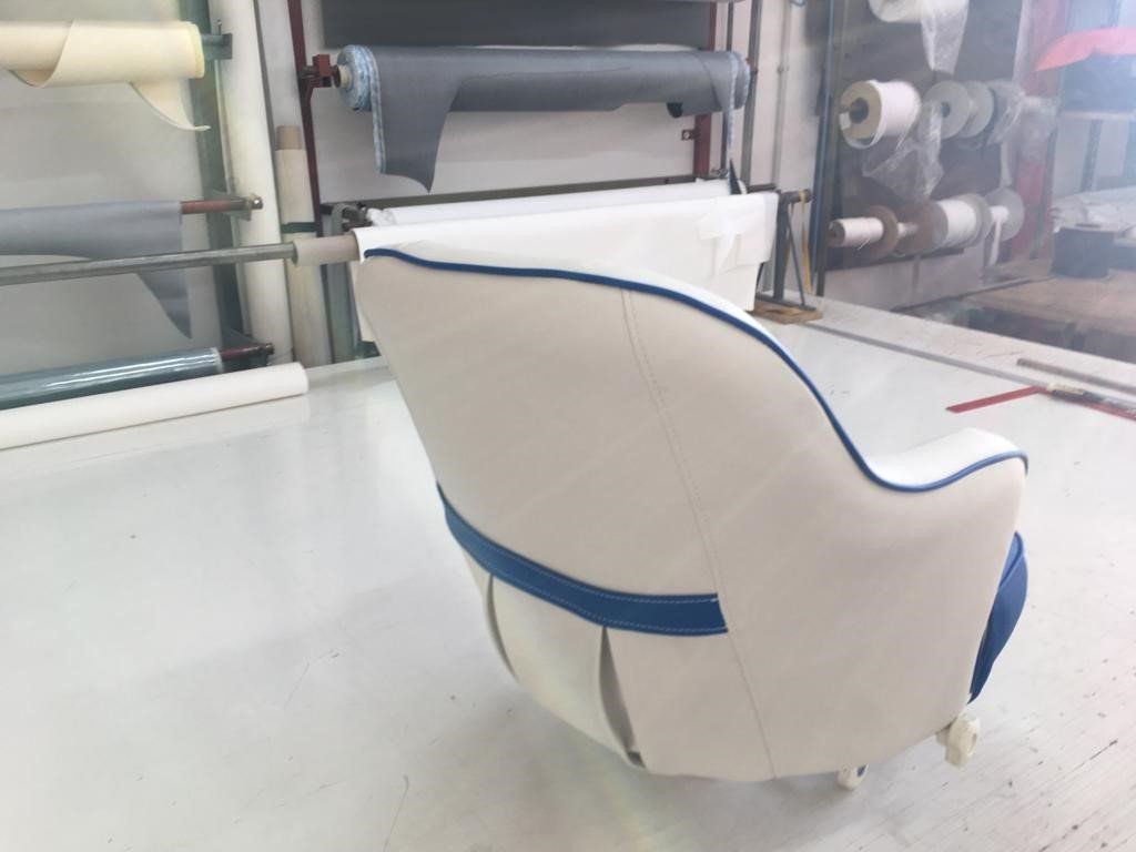 retro sedile rivestito bianco e blu