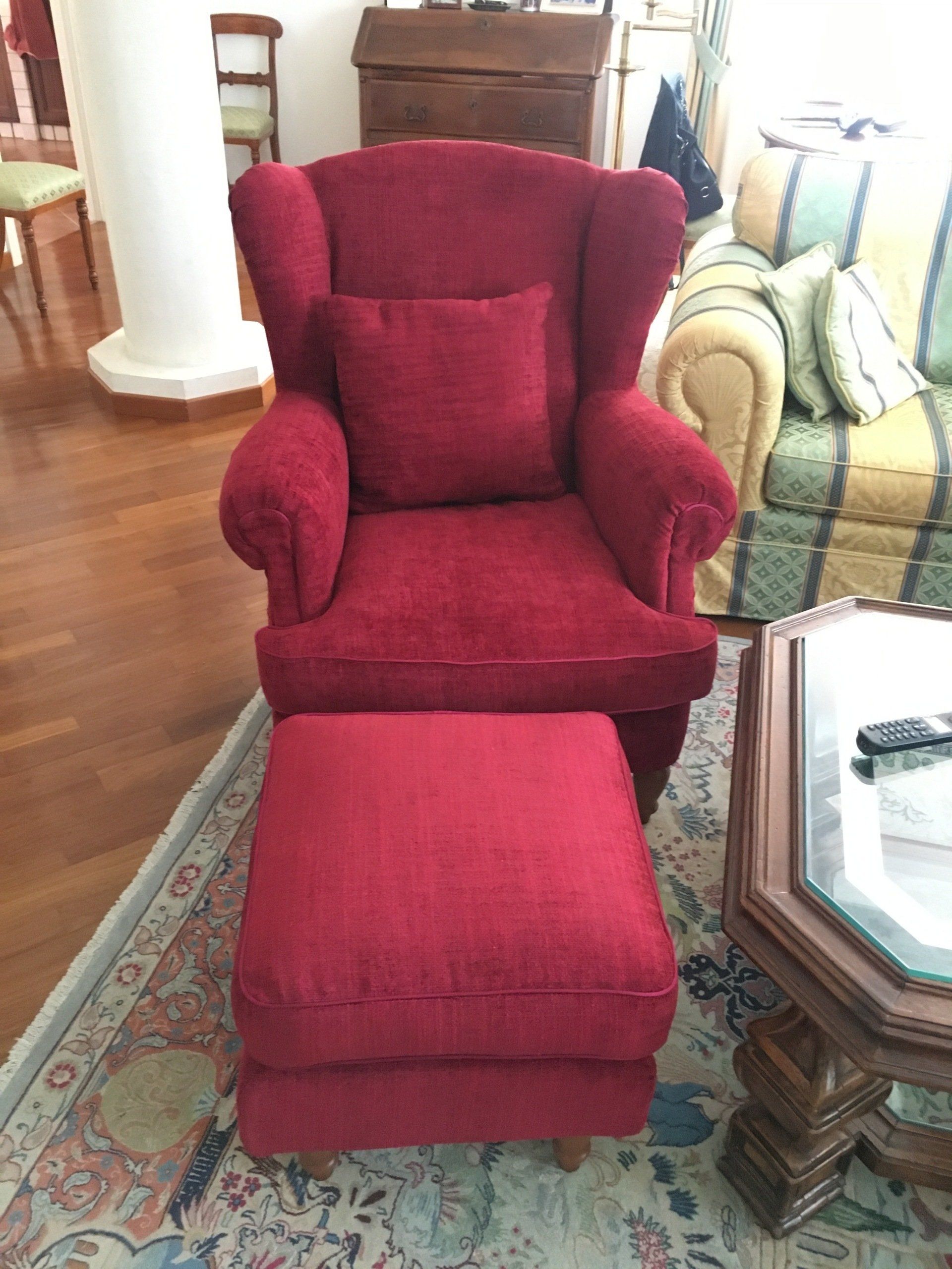 tappezzeria poltrona con poggiapiedi rossa frontale