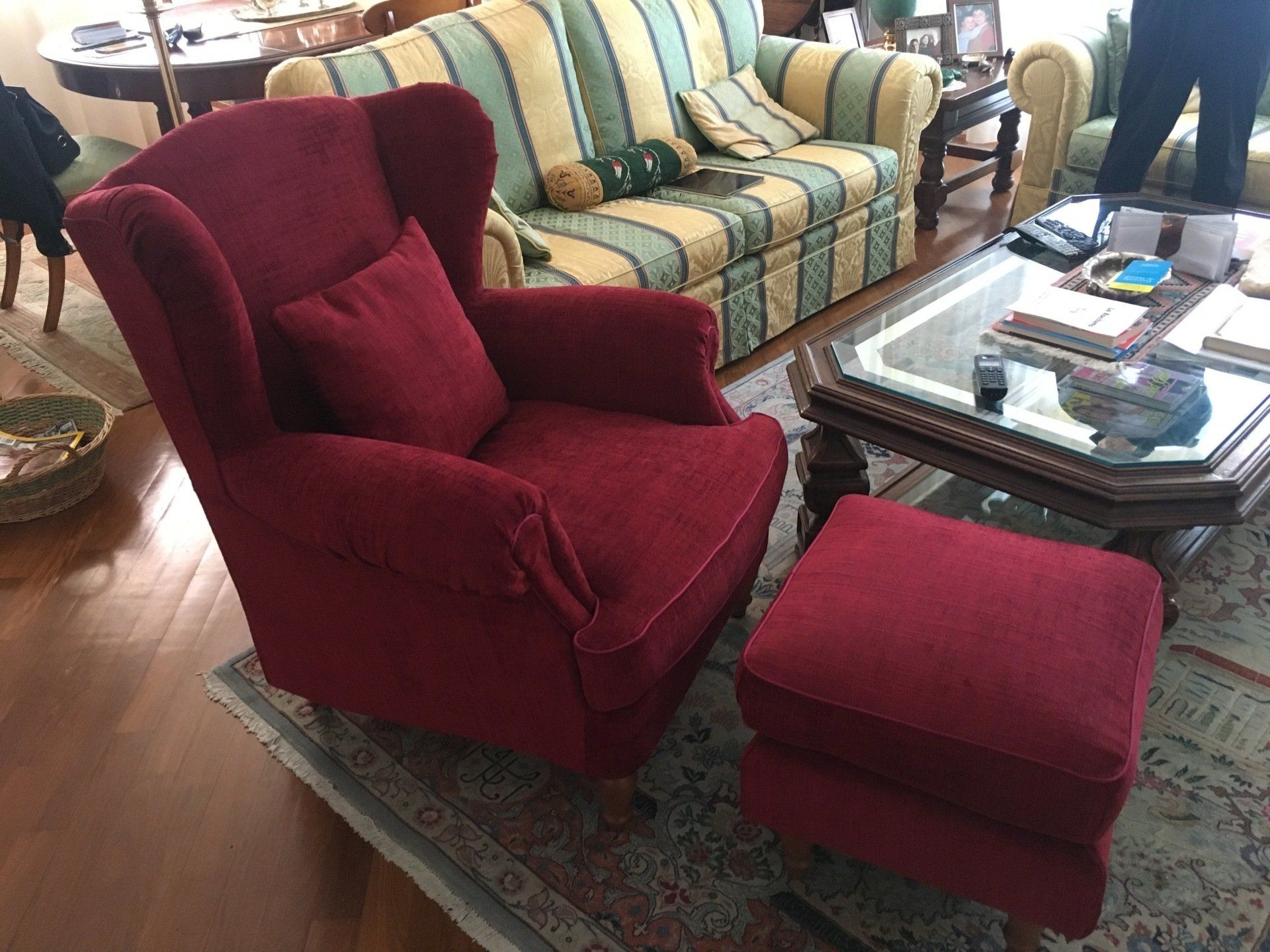 tappezzeria poltrona con poggiapiedi rossa