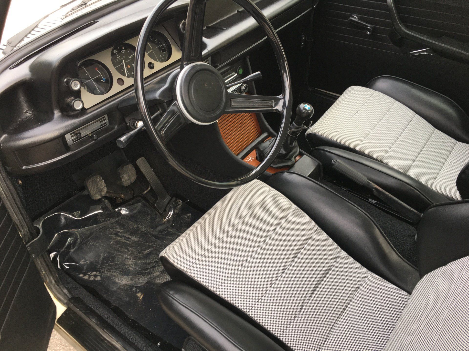 sedili auto neri e grigi in tessuto