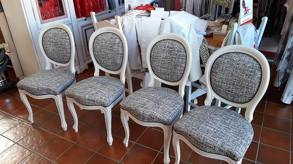 poltroncine rivestite in grigio