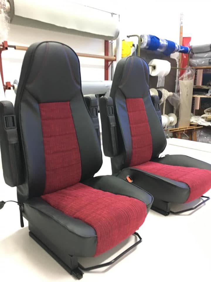 sedili auto neri e rossi