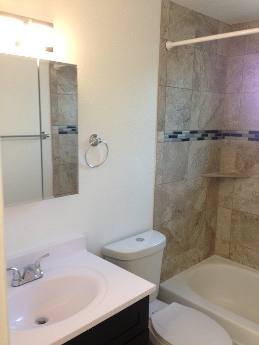 Spartan Court Apartments - Bathroom