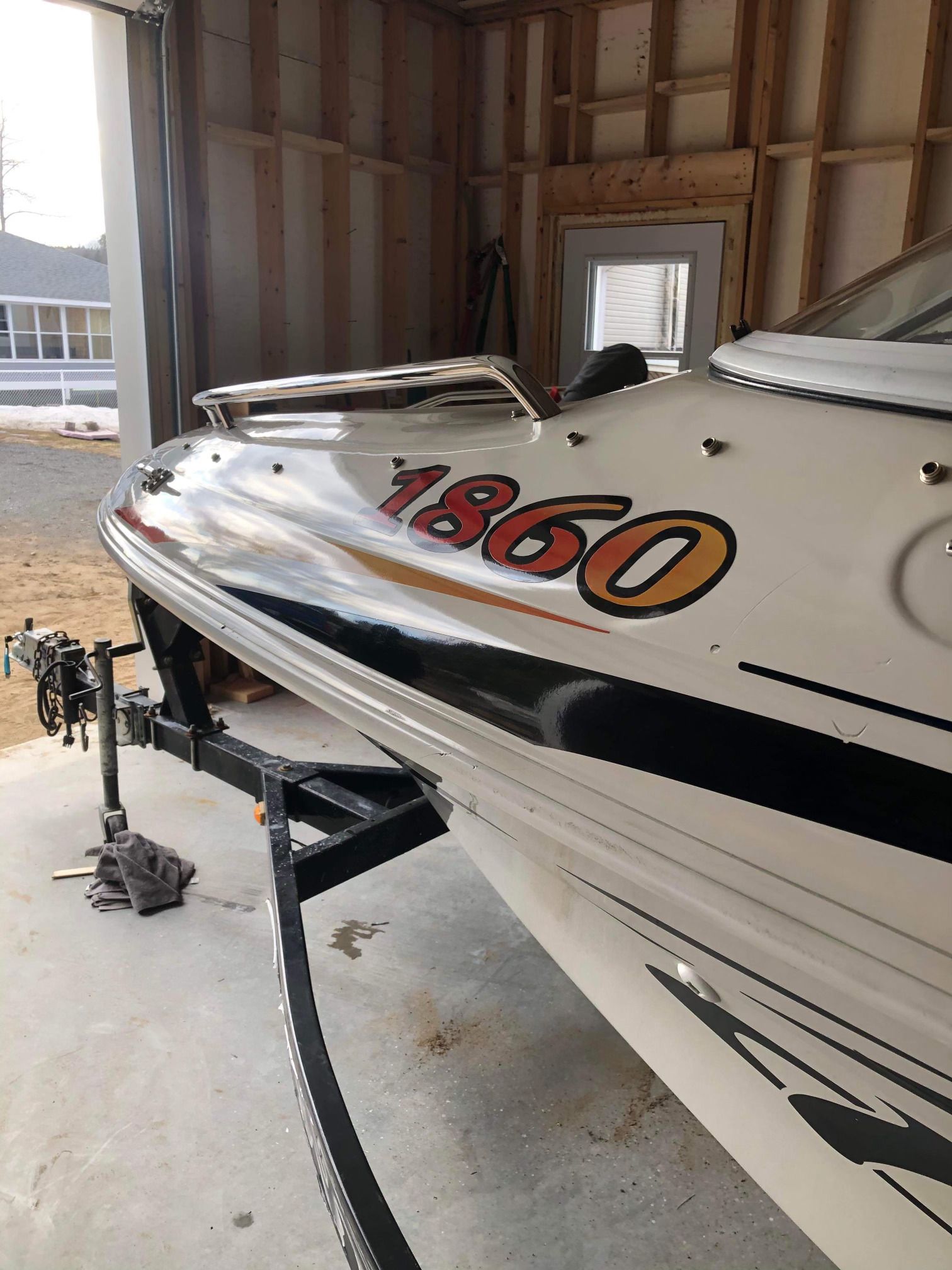 Un bateau blanc et noir est garé dans un garage.