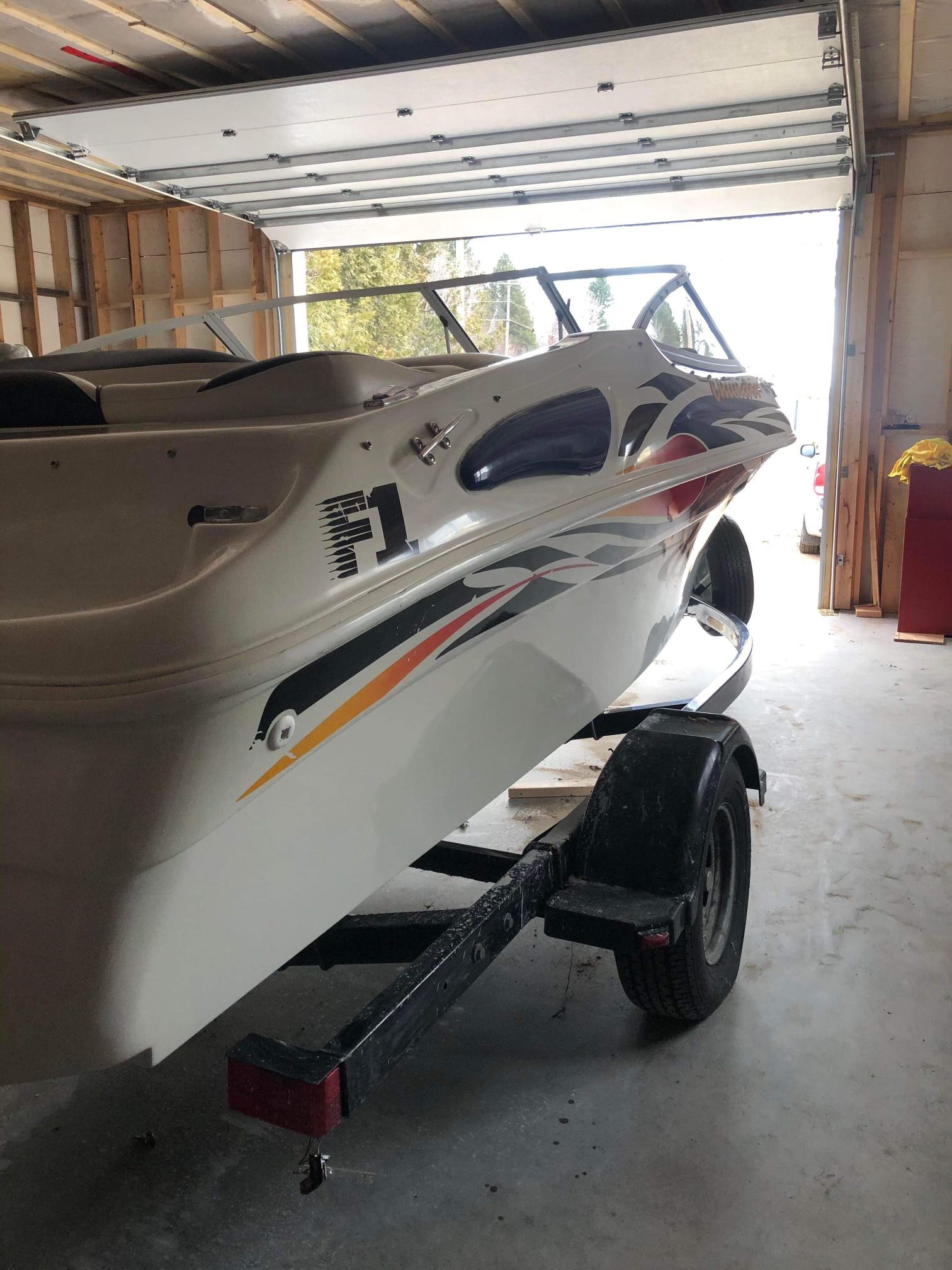 Un bateau sur une remorque est garé dans un garage
