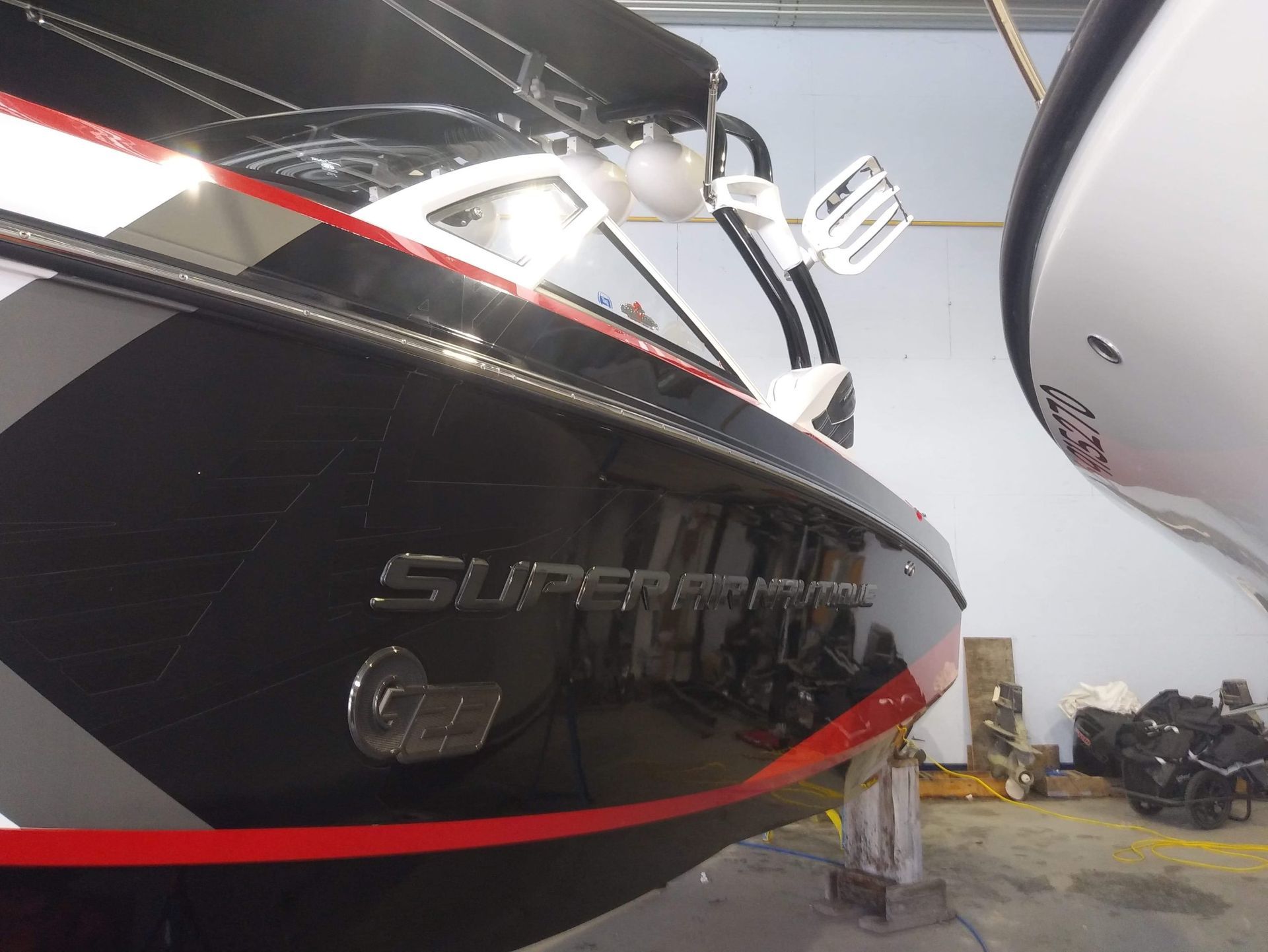 Un bateau noir et rouge avec le mot suprême dessus