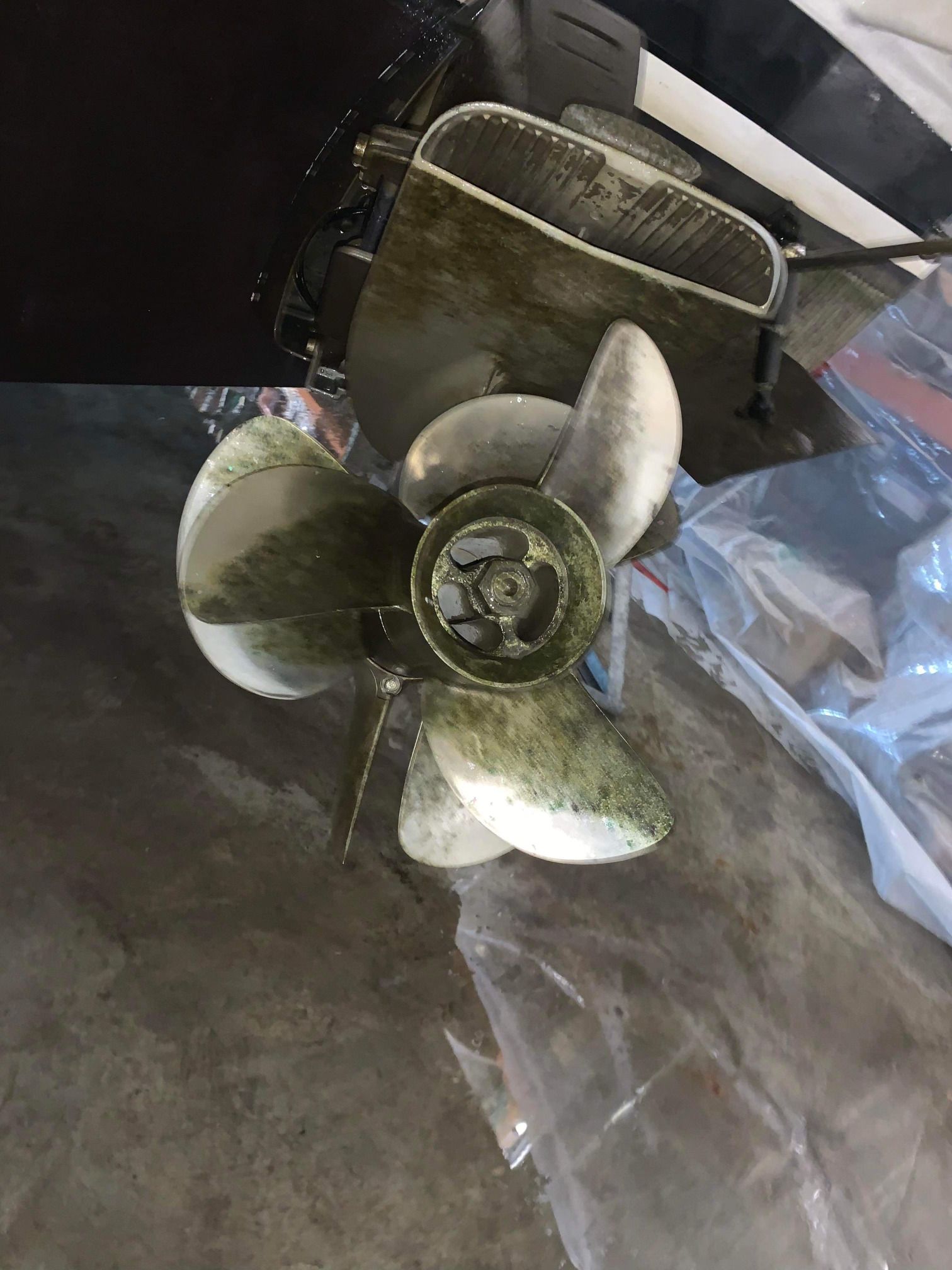 Un gros plan d'une hélice sale sur un bateau.