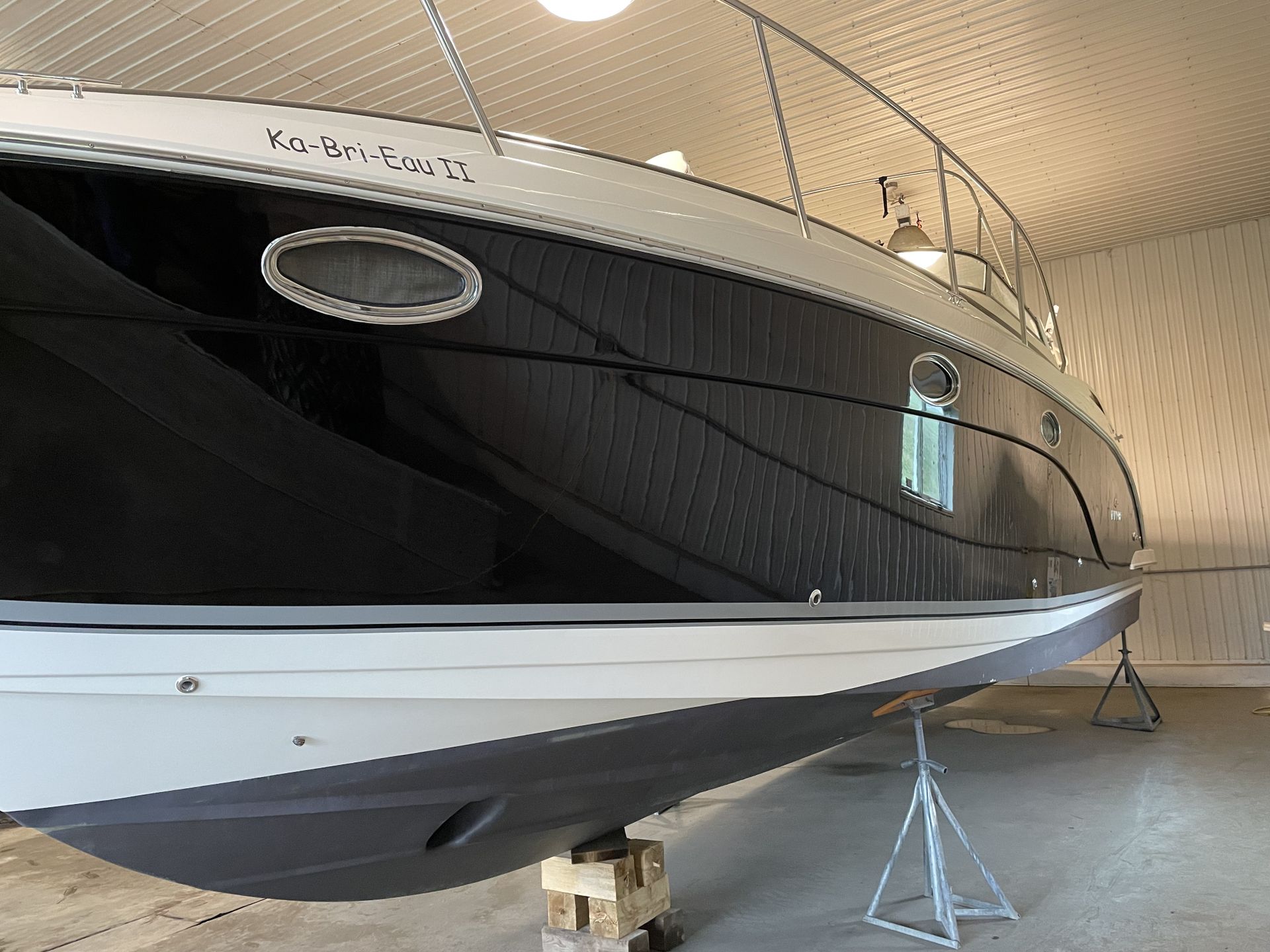 Un bateau noir et blanc se trouve dans un garage.