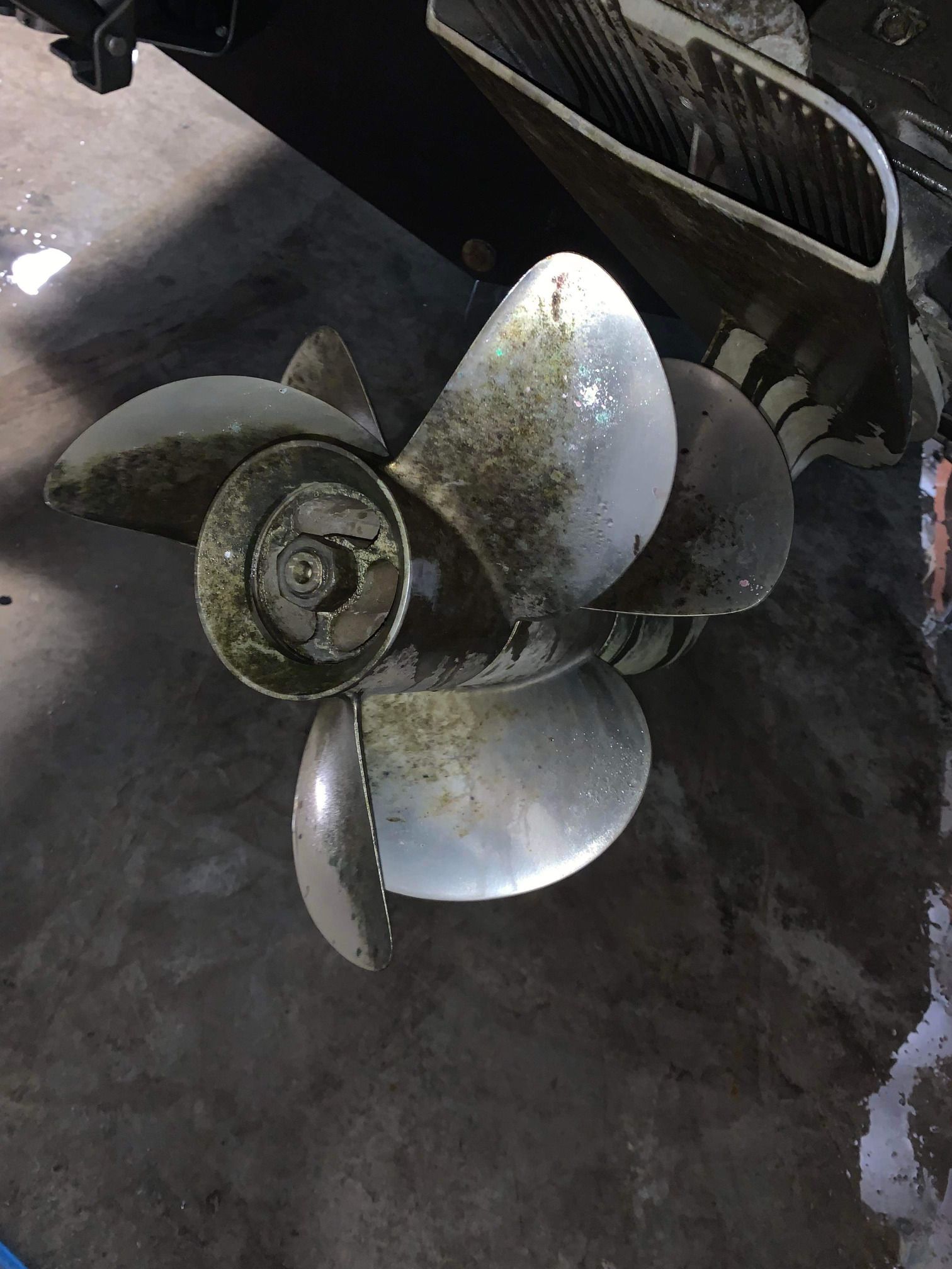 Un gros plan d'une hélice sur un bateau