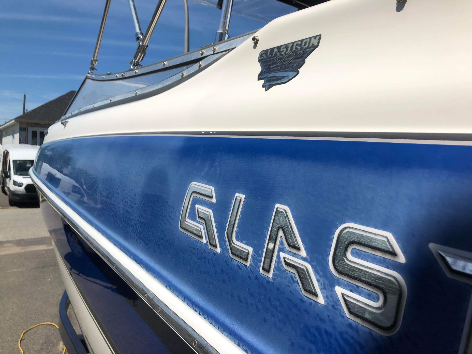 Un bateau bleu et blanc avec le mot verre sur le côté