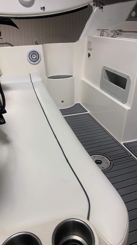 L'intérieur d'un bateau avec un comptoir blanc et deux porte-gobelets.