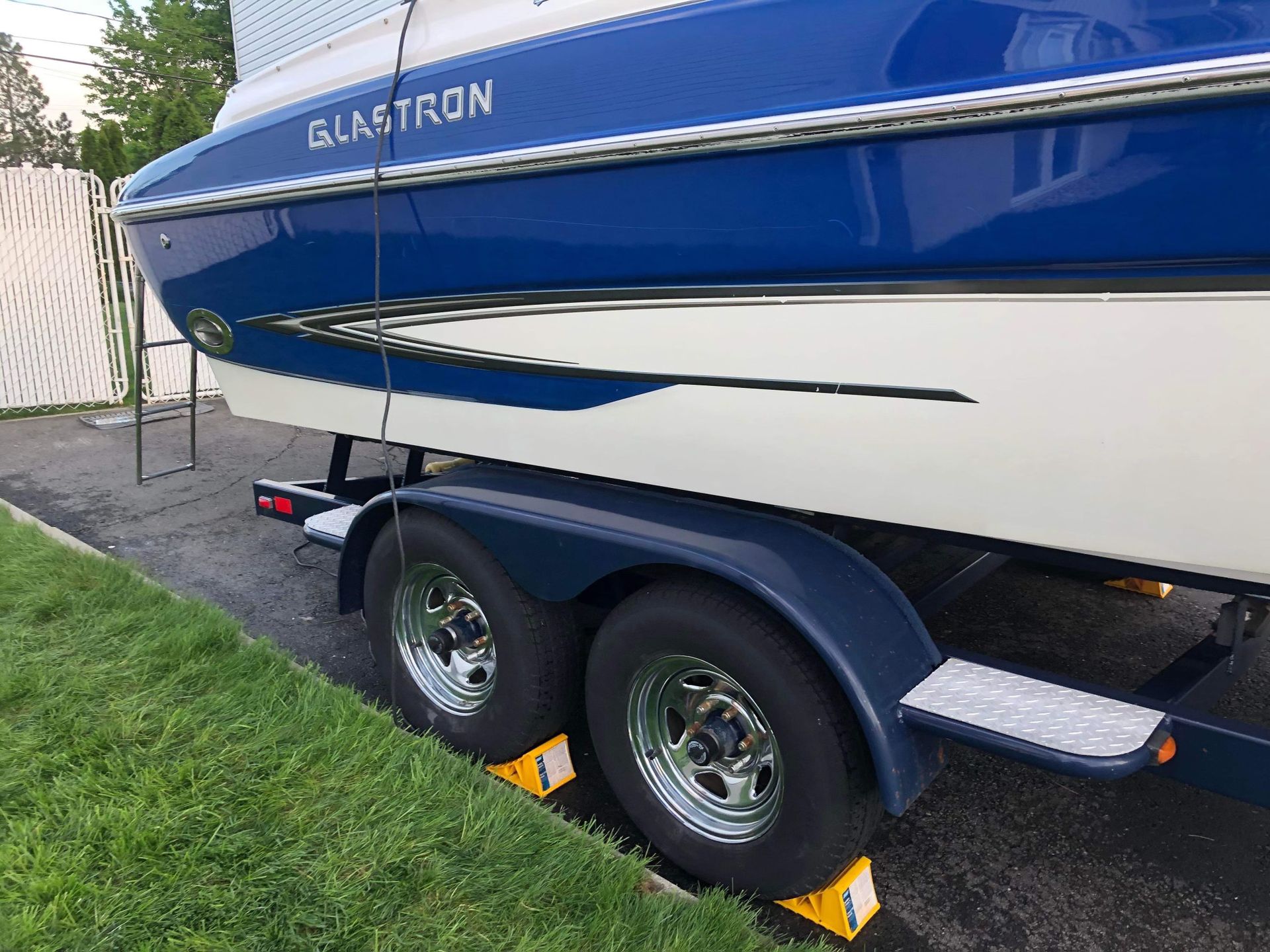 Un bateau bleu et blanc est garé sur une remorque.