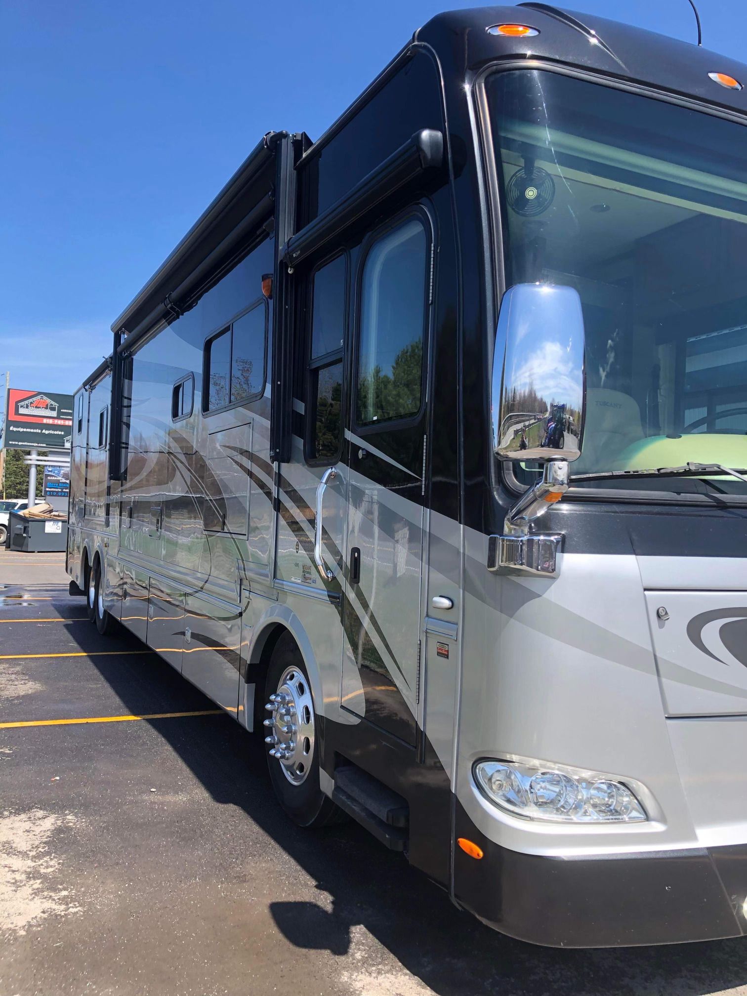 Un grand camping-car est garé dans un parking.