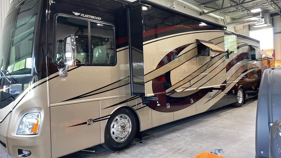 Un grand camping-car est garé dans un garage.