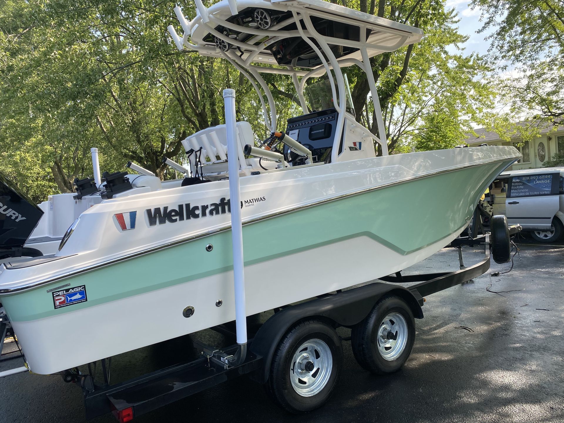 Un bateau blanc et vert est sur une remorque.