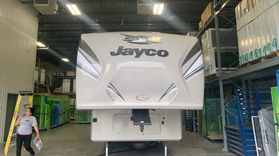 Un camping-car Jayco est garé dans un entrepôt.