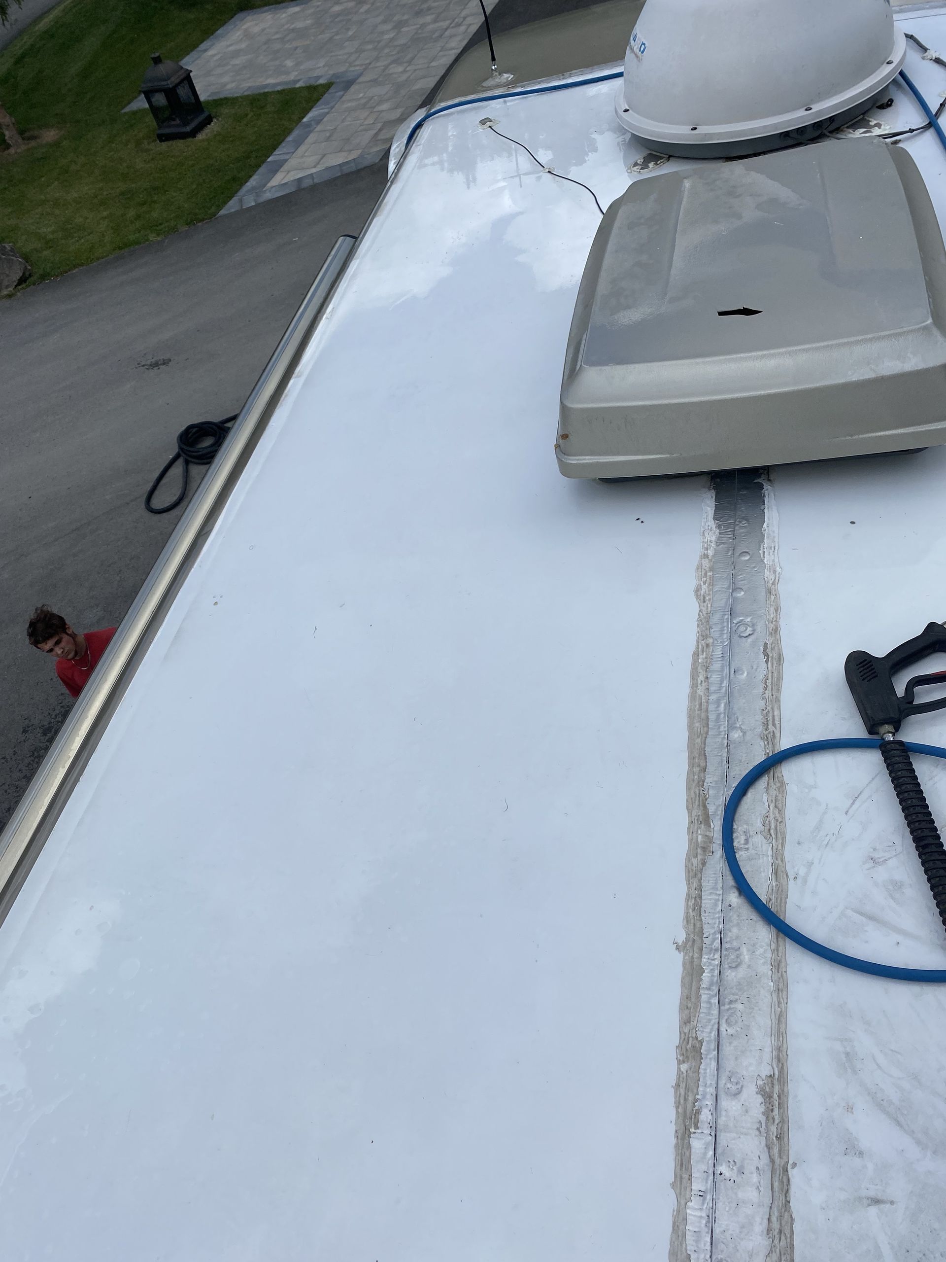 Un toit blanc surmonté d’une antenne parabolique.