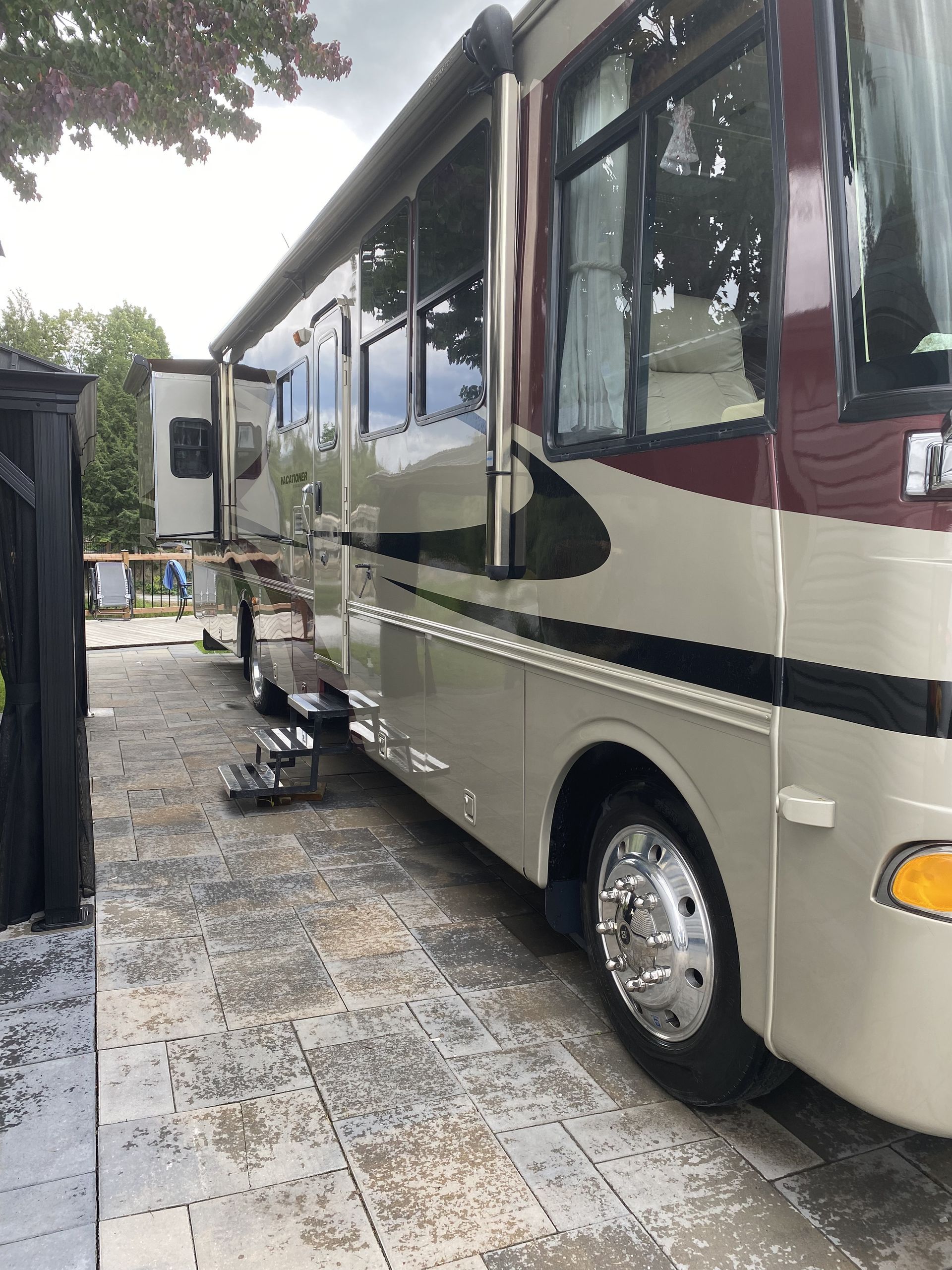 Un grand camping-car est garé sur le bord de la route