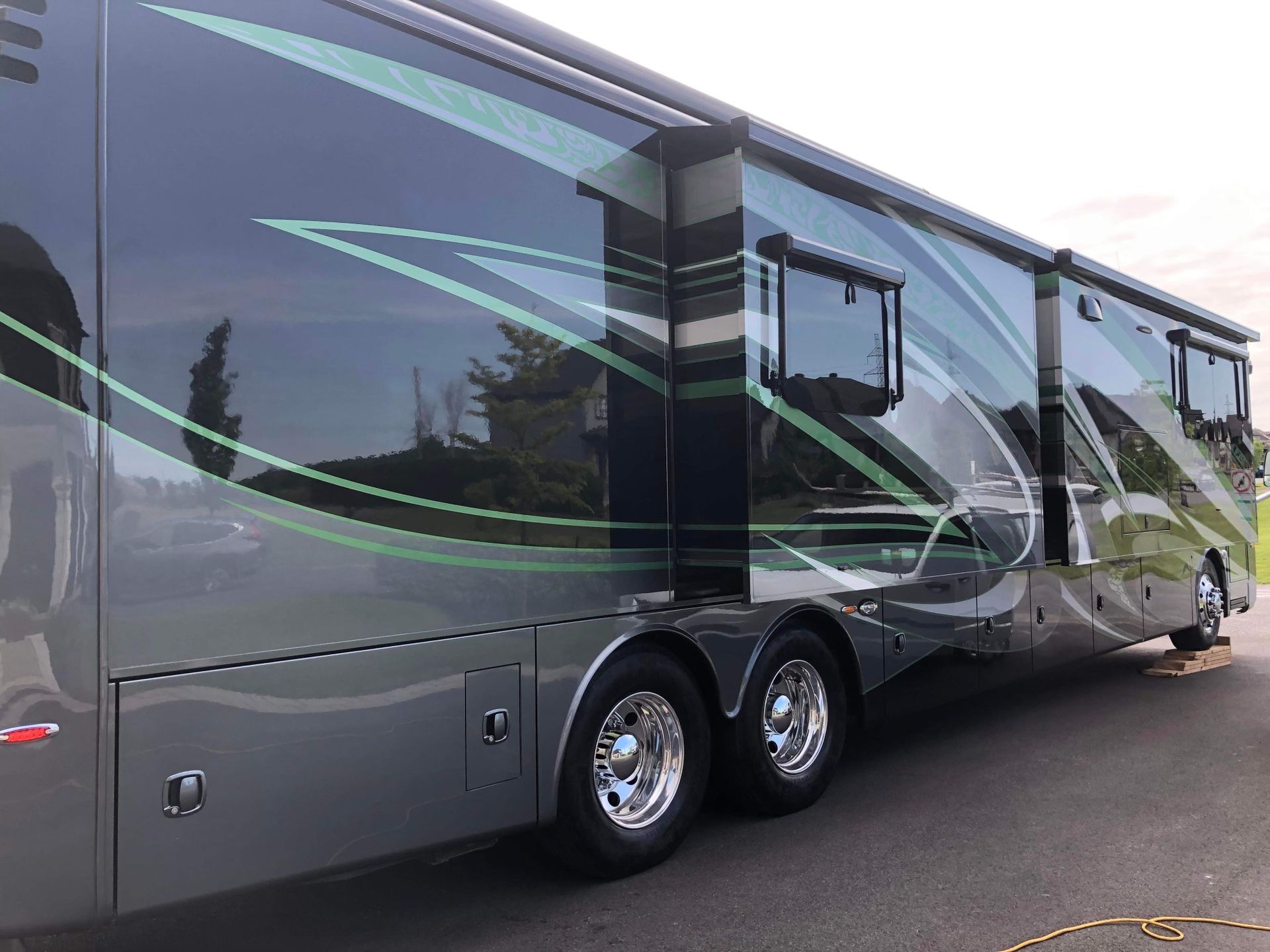 Un grand camping-car est garé au bord de la route.