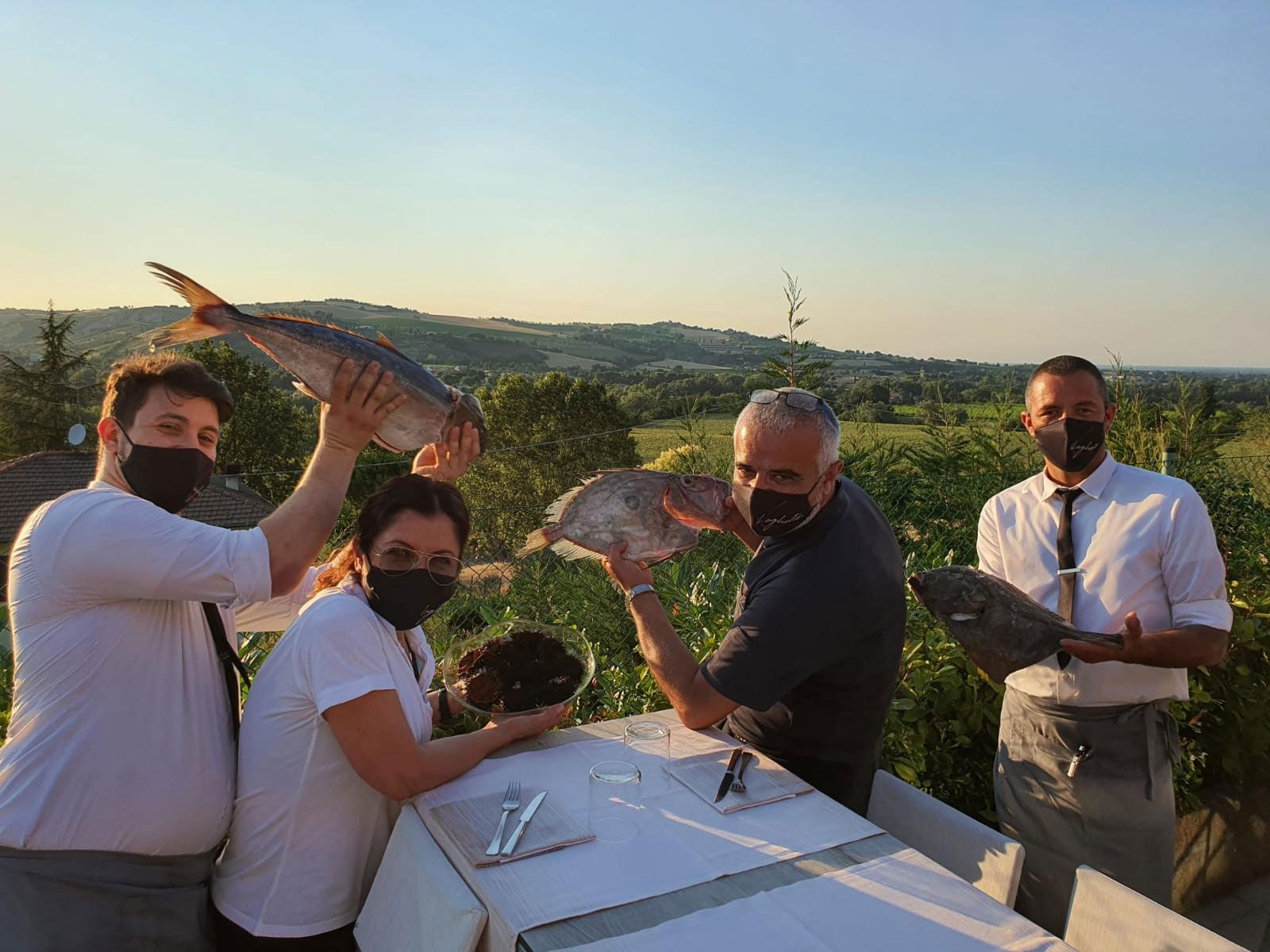 camerieri che apparecchiano un tavolo