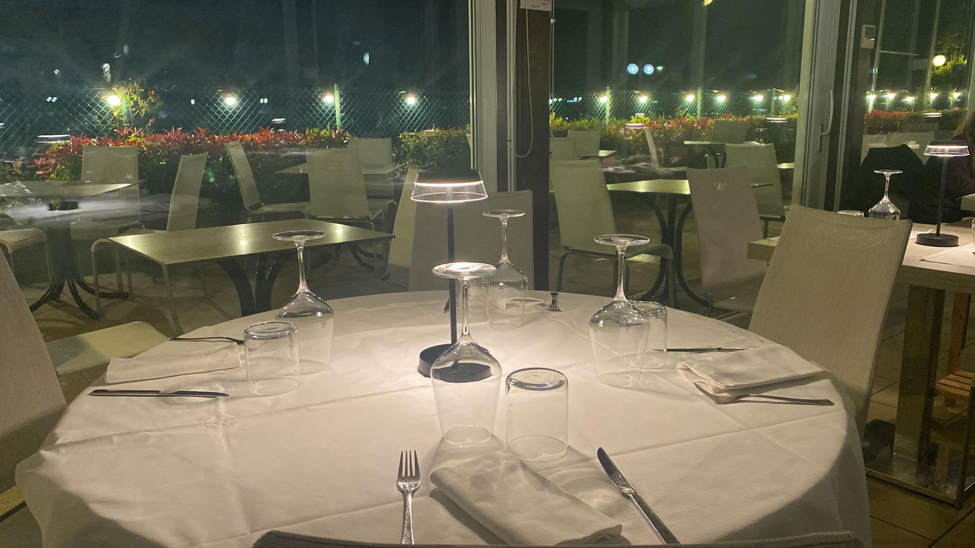 tavolo di un ristorante apparecchiato