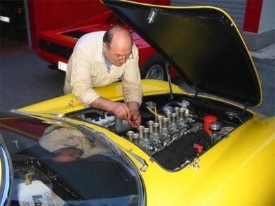 Mechaniker bei der Reparatur eines Ferraris