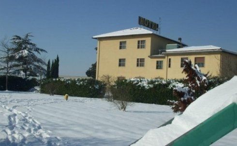 Esterno hotel innevato