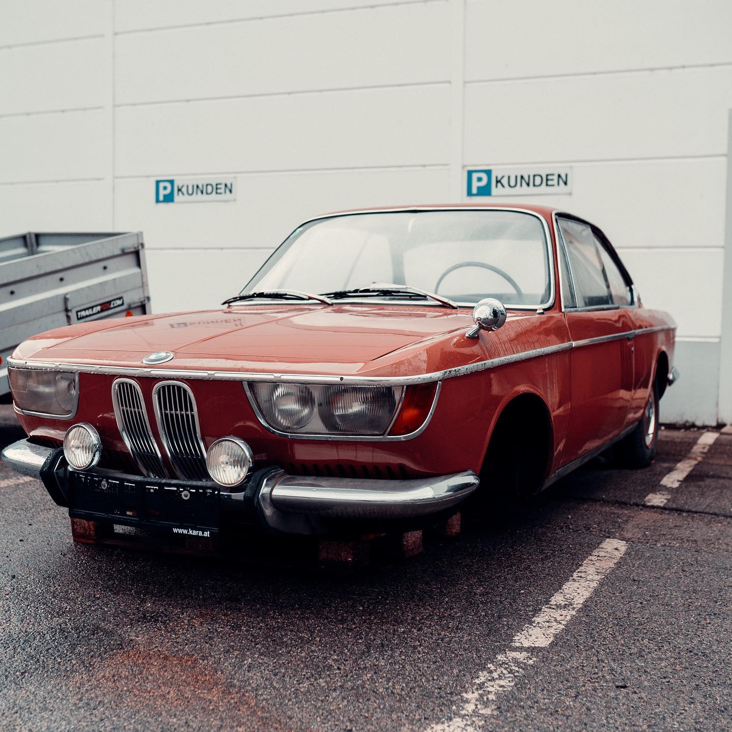 roter Oldtimer auf einem Parkplatz
