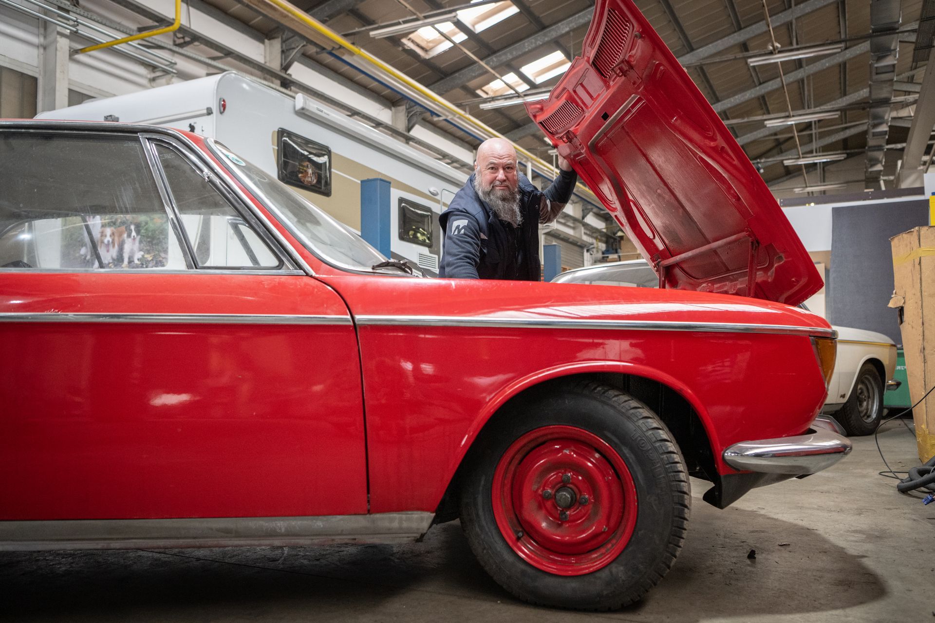 roter Oldtimer in der Werkstatt