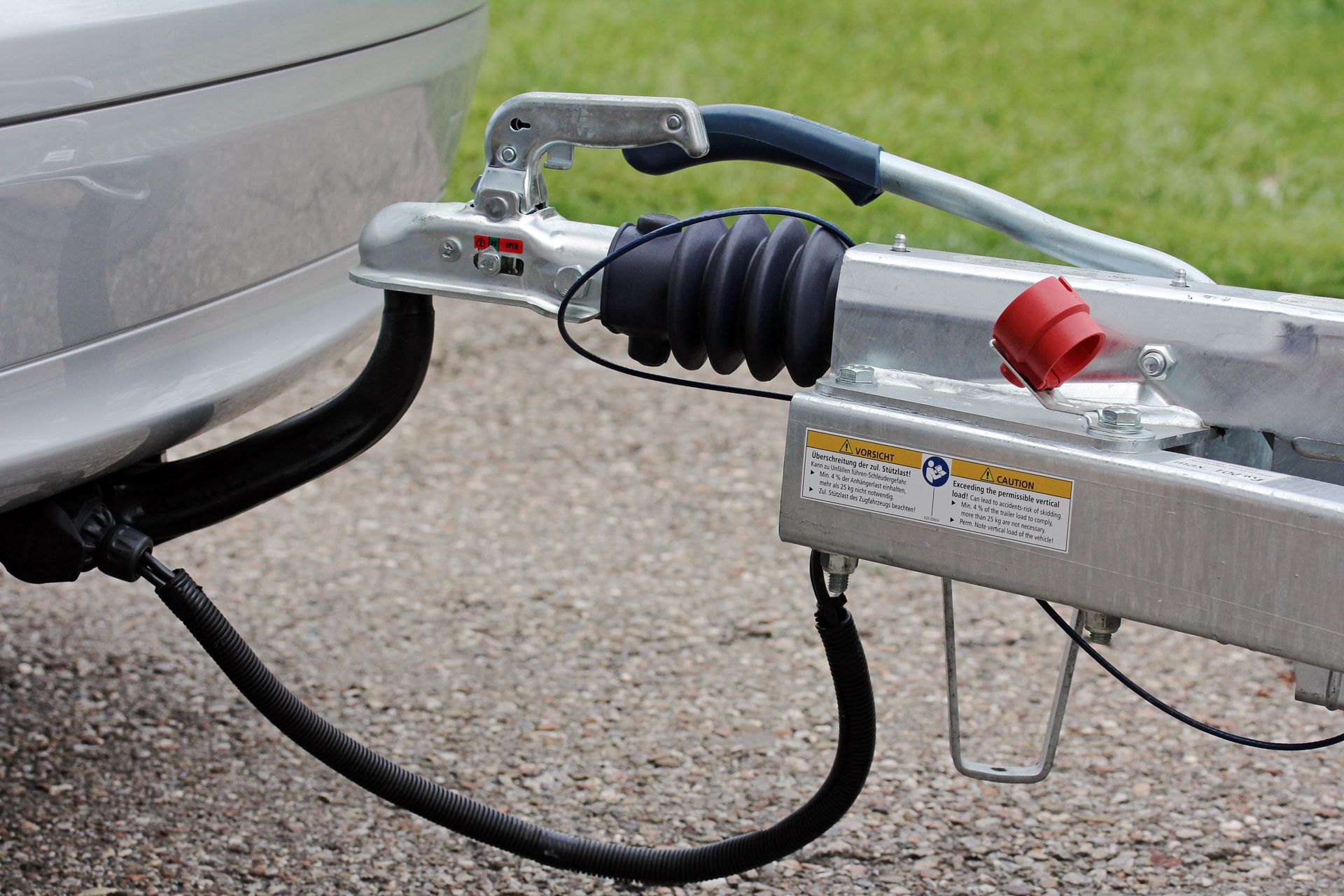Anhängerkupplung und ein Anhänger an einem Auto