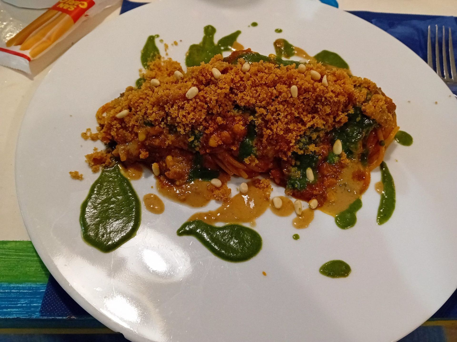 Un primo piano di un piatto di cibo su un tavolo