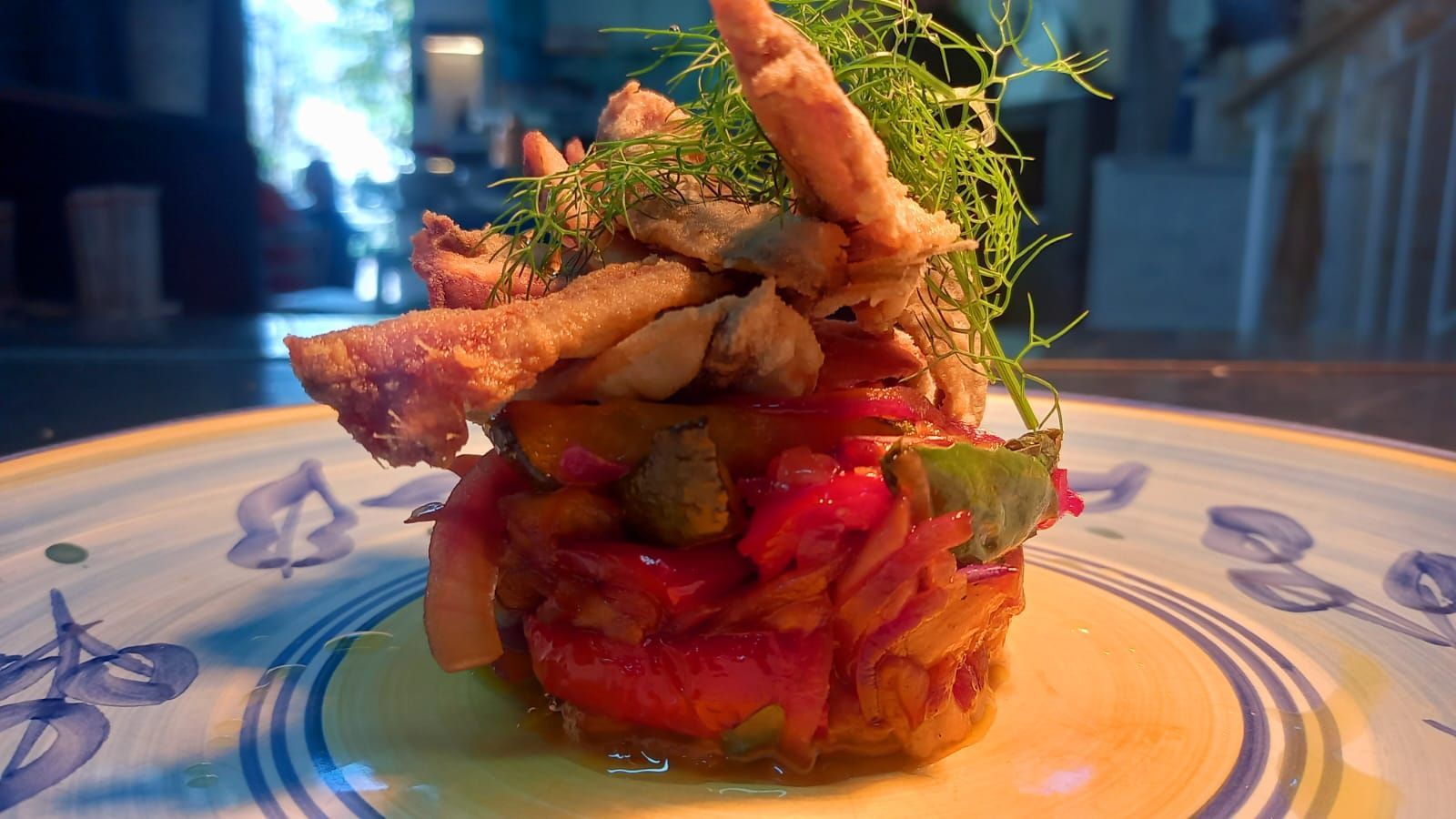 Un primo piano di un piatto di cibo su un tavolo