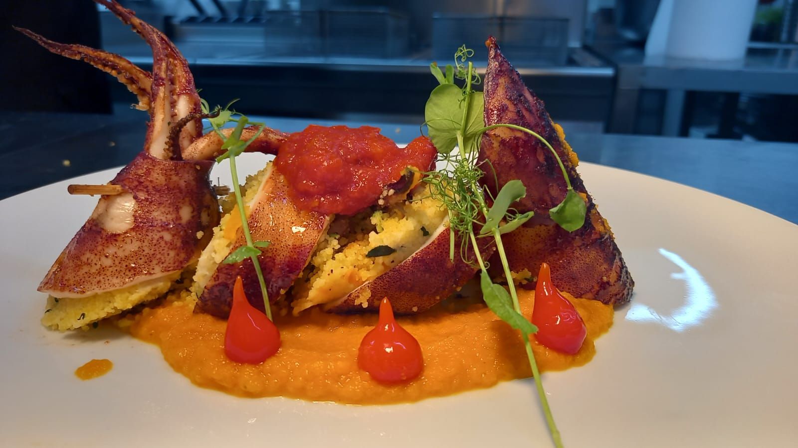 Un primo piano di un piatto di cibo su un tavolo