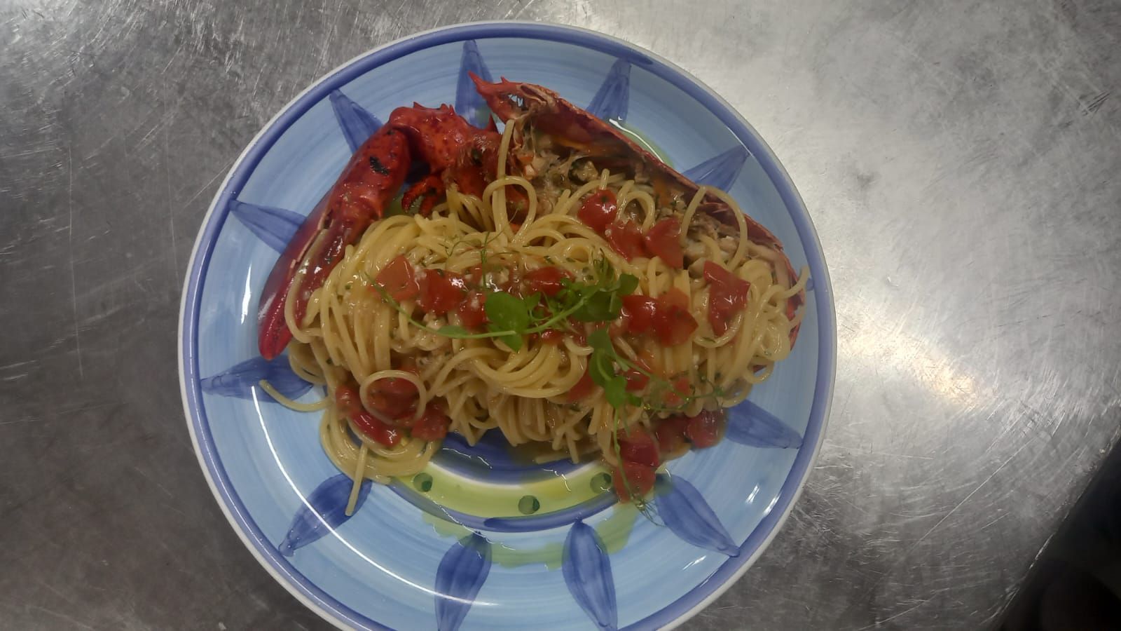 Un piatto di spaghetti al sugo di pomodoro su un tavolo.