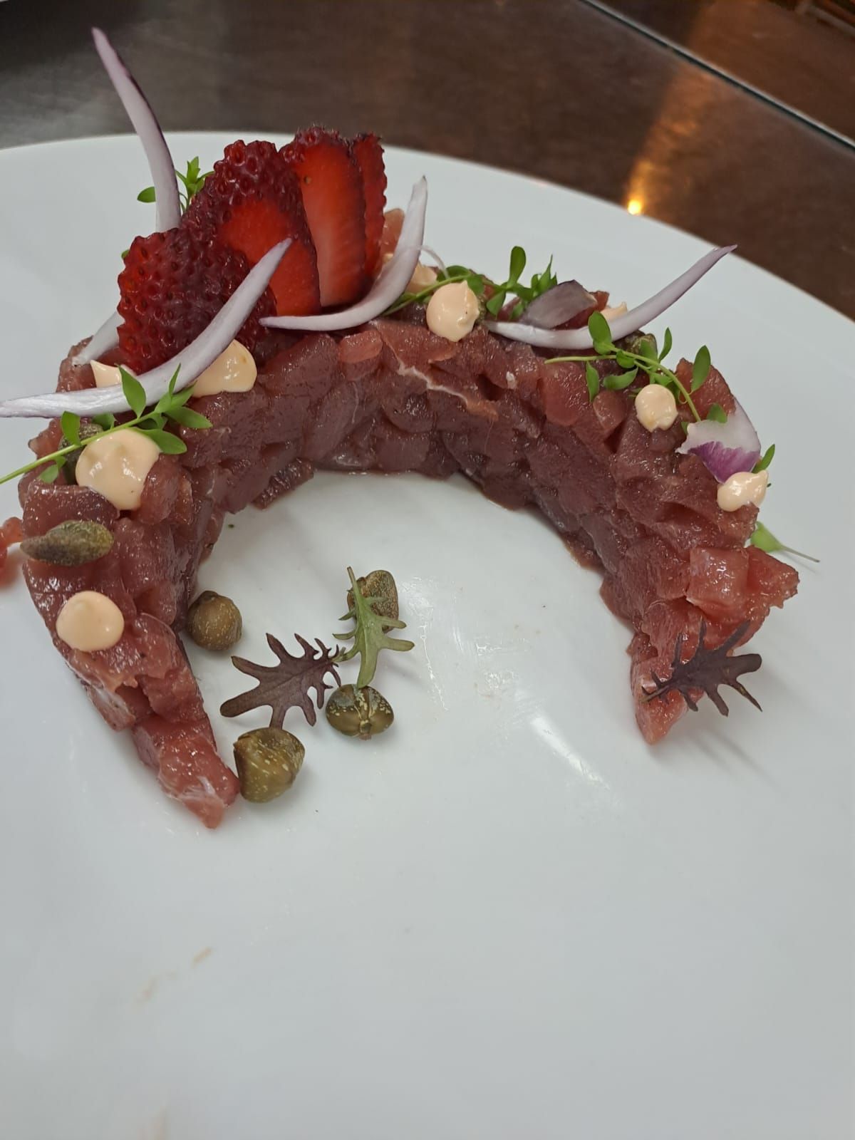 Un primo piano di un piatto di cibo con fragole sopra