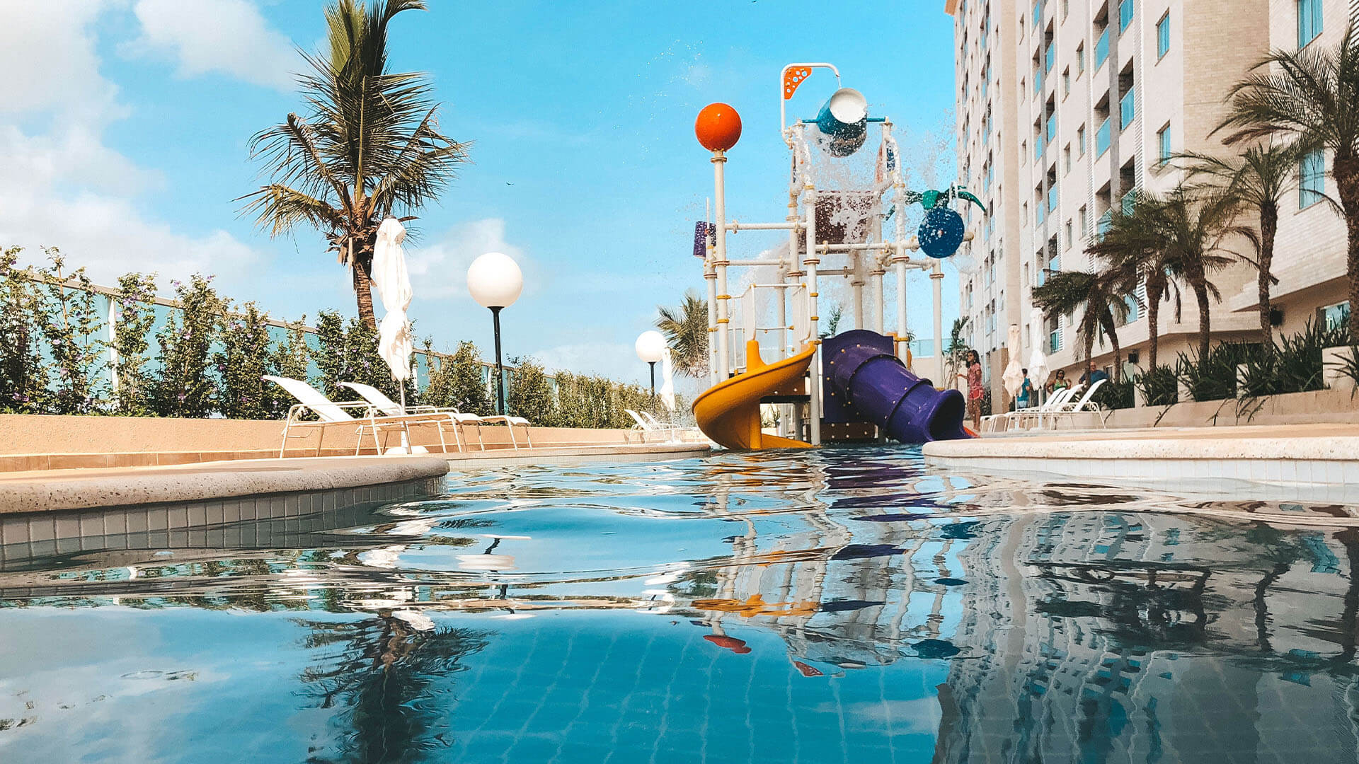 Há um toboágua no meio da piscina.