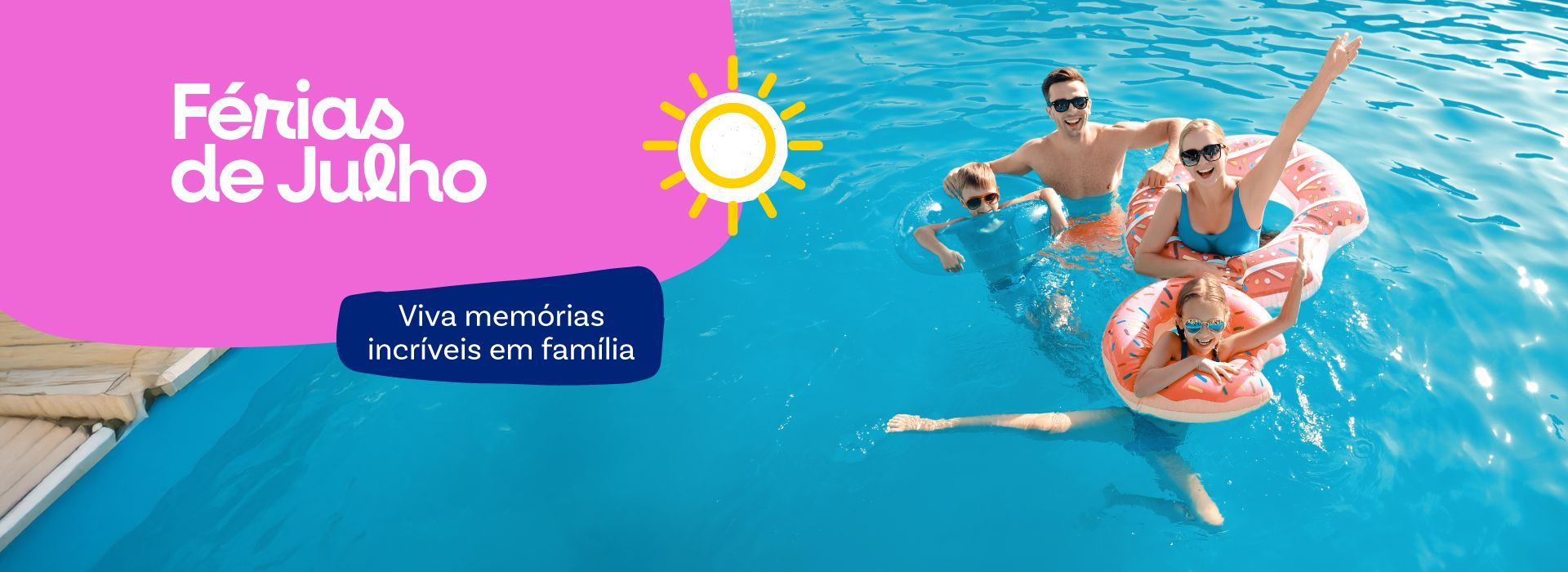 Um grupo de pessoas está flutuando em jangadas em uma piscina.